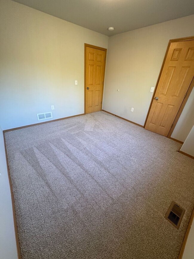 Building Photo - 2875 S Donovan Dr