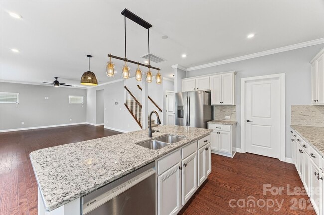 Building Photo - 5811 Fenway Dr