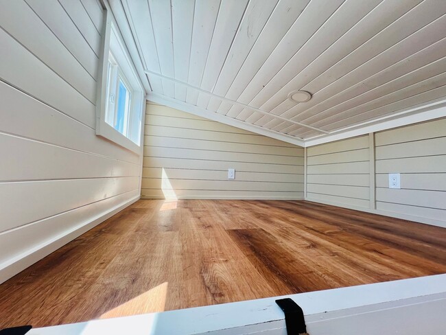 Building Photo - Charming 3 bed/2 bath with detached unit 1...