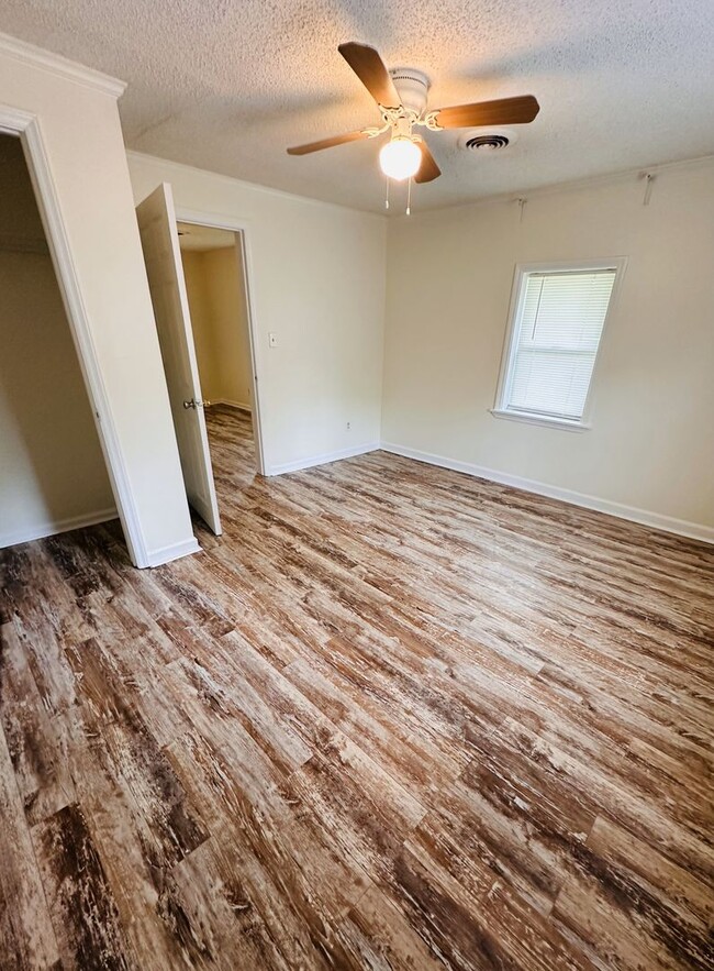 Building Photo - Well maintained home minutes from Uptown!