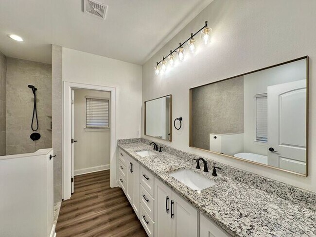 Building Photo - Stunning 3/2/2 on the Outskirts of Lindale!