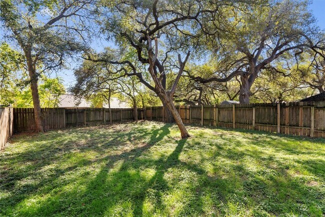 Building Photo - 6909 Woodhue Dr