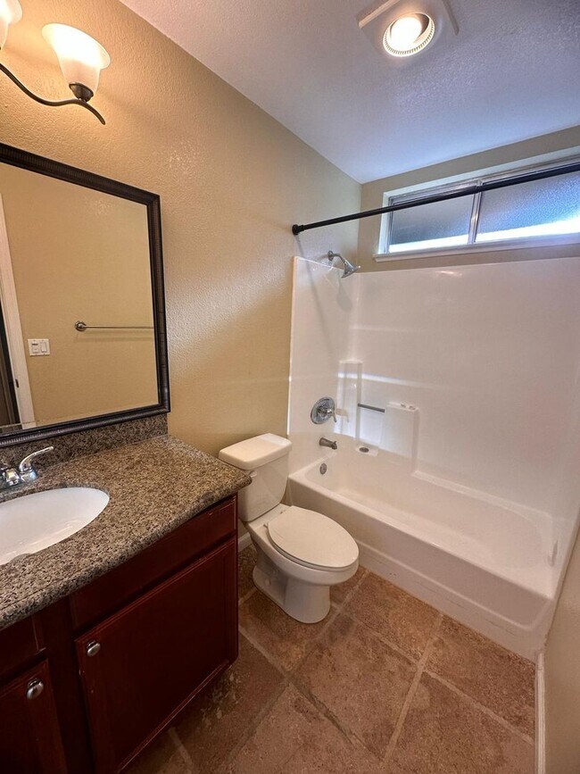 Building Photo - 2 bedrooms 2 bath condo Top floor for rent in Fremont