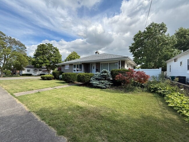 Building Photo - 3 bedroom 2 bath in the heart of Niagara F...