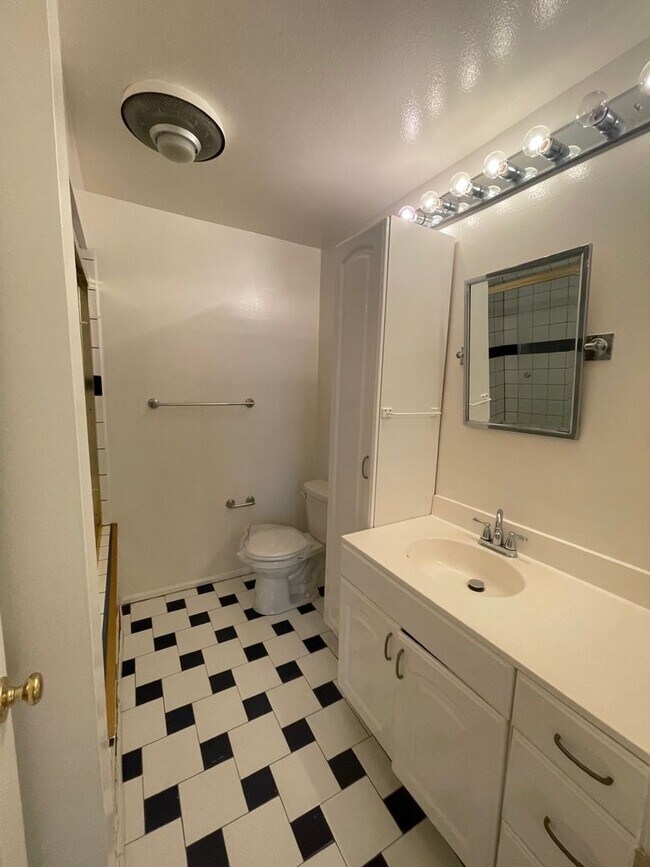 Building Photo - 2 bed 2 bath in Stoneybrook Villas