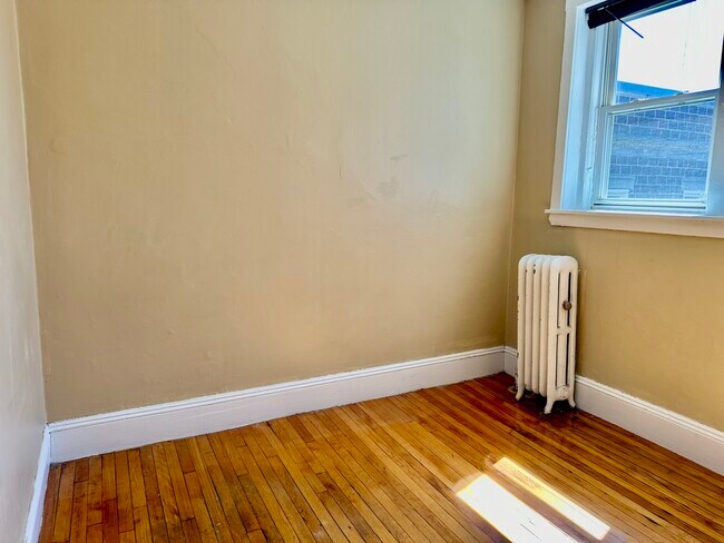 Building Photo - 74 Egmont St