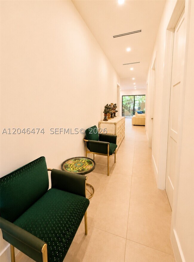 Building Photo - 3300 SW 15th Ave