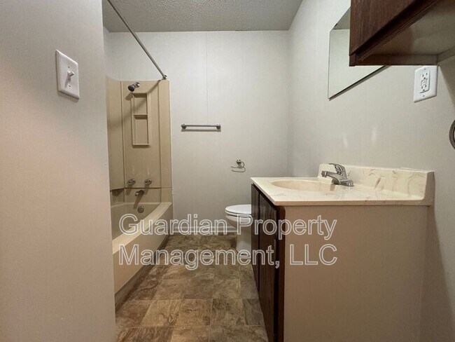 Building Photo - 1602 Brookside Dr