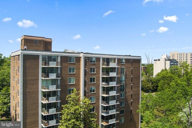 Building Photo - 1515 S Arlington Ridge Rd