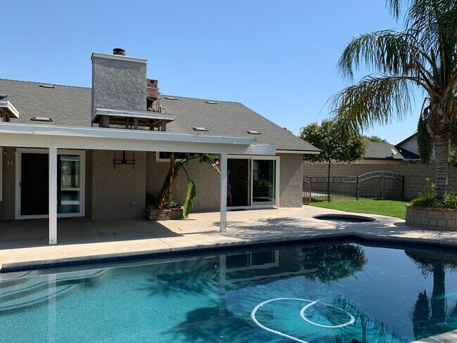 Building Photo - Beautiful 3 Bed West Bakersfield Home W/Po...