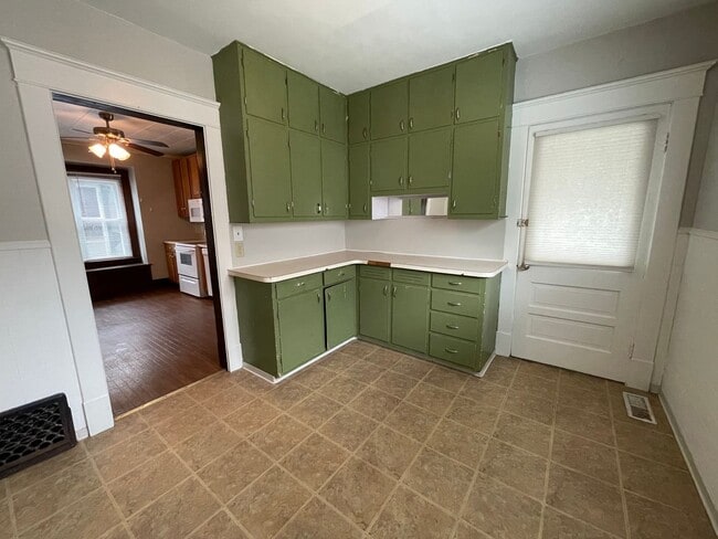 Building Photo - 4 Bedroom Home Near Downtown Goshen