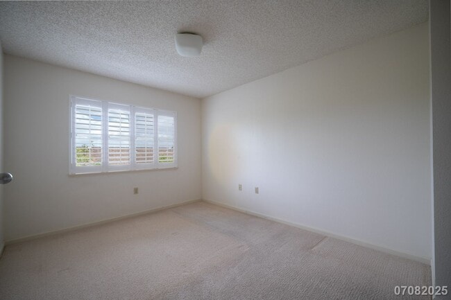 Building Photo - 2 Bedroom 2 Bathroom 2 Assigned Parking in...