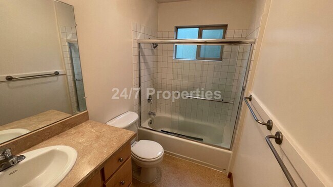 Building Photo - **$500 off** 2BD I 1BA + Parking - SW PDX