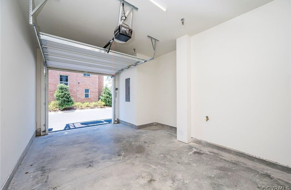 Single car garage - 2008 Libbie Lake West St