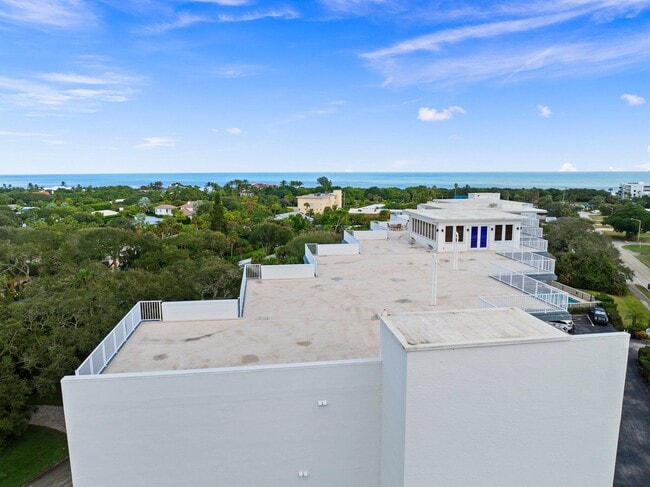 Building Photo - 935 E Causeway Blvd