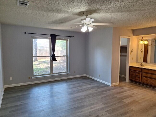 Building Photo - 605 Noreda St