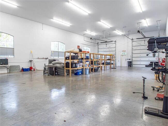 Building Photo - 920 E Lake Dr