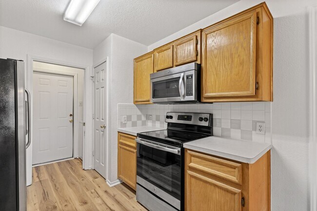 Building Photo - Move-In Ready 4/2 with No Carpet, Washer & Dryer Included – Prime Killeen Location Near Fort Hood!