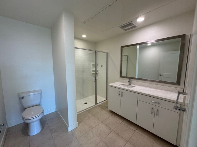 Building Photo - Stunning 2Bd/2Ba Condo in Heart of Irvine!