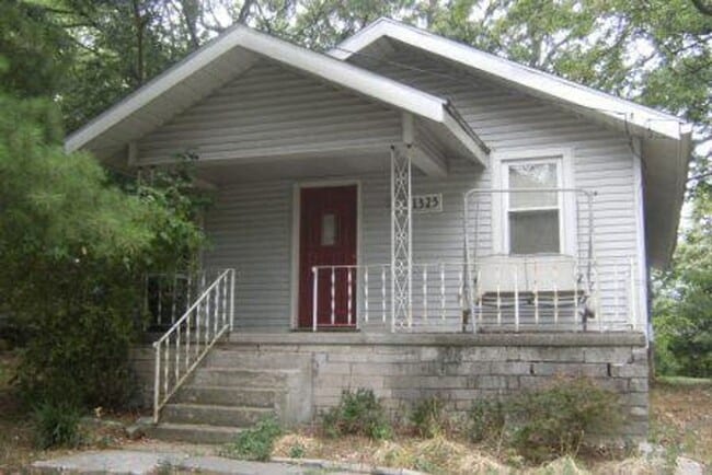 Building Photo - 2 bedroom/1 bath - Available Now