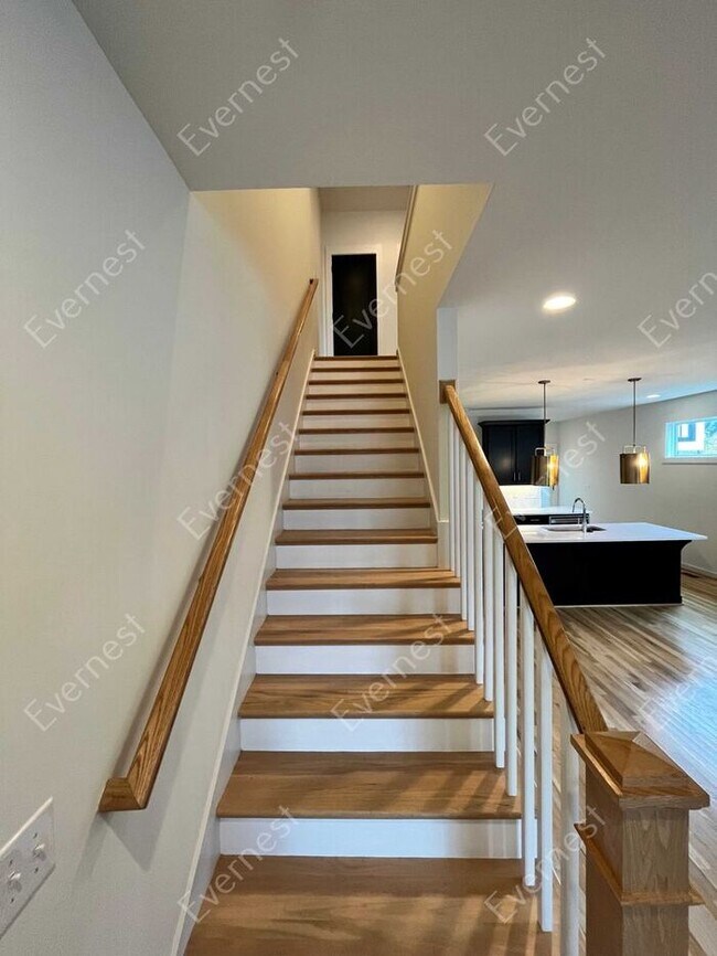 Building Photo - 4-Bedroom Home with Modern Comforts in a P...