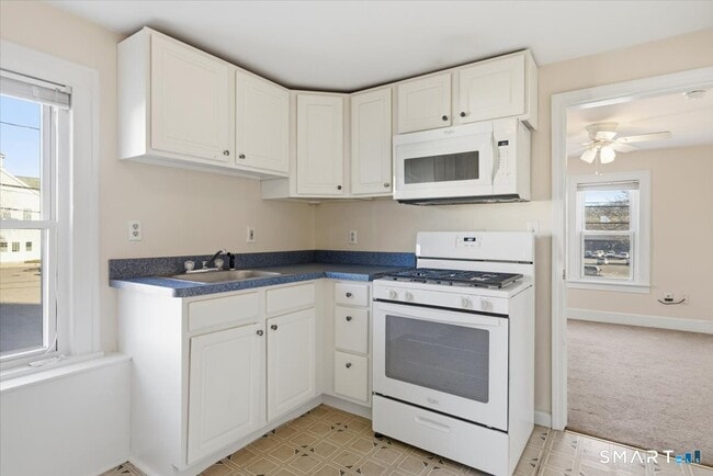 Building Photo - 194 Cherry St