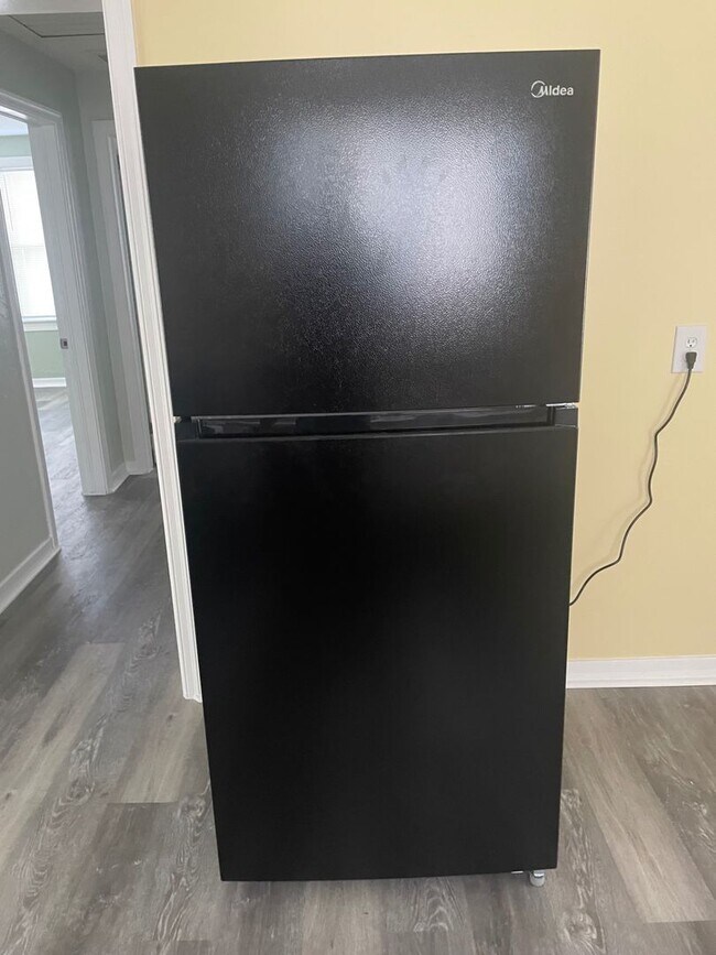 Building Photo - Spacious 2 bedroom, 1 bathroom home Availa...