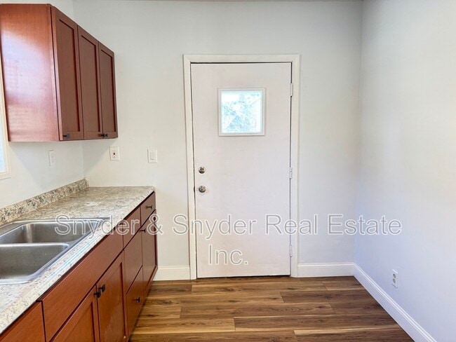 Building Photo - 143 Gale St