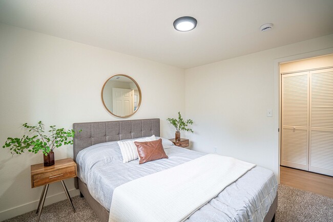 Building Photo - Charming Fully Remodeled 2 Bedroom, 1 Bath Duplex