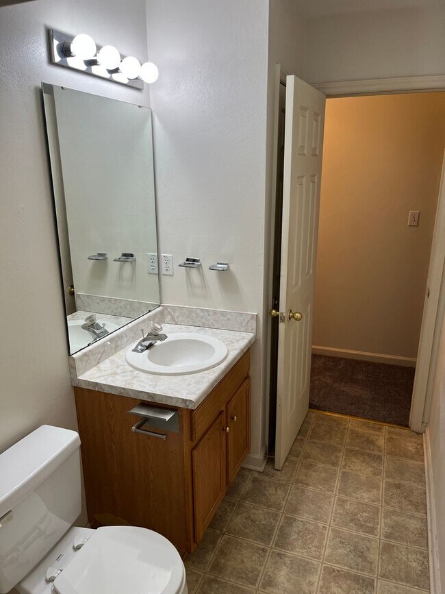 Building Photo - S. Market