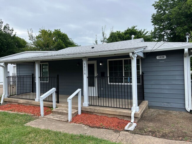 Building Photo - Remodeled and charming 2/1 located close t...