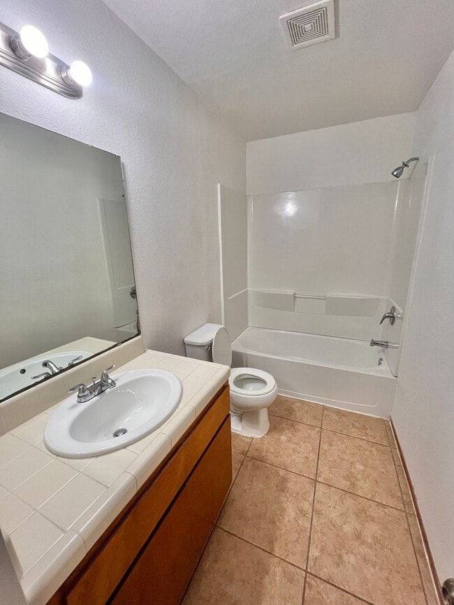 Building Photo - 3 Bedroom 2 Bath Duplex for Rent!