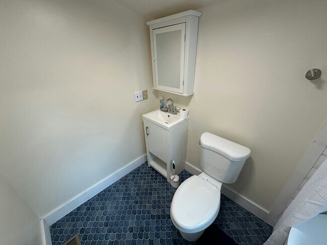 Building Photo - 302 Catawba Ave