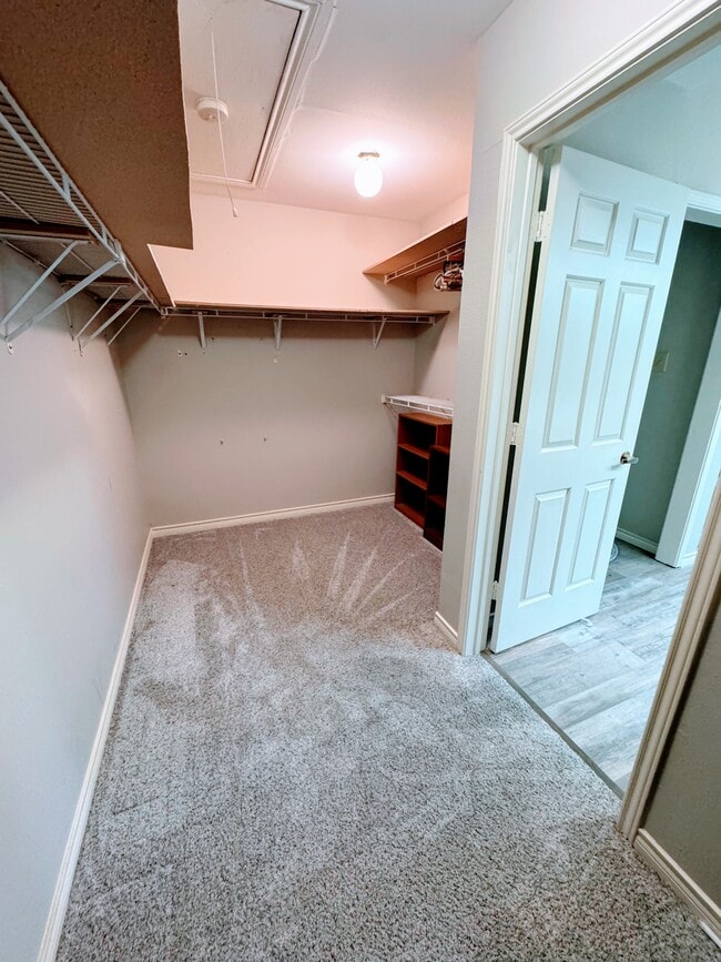 Building Photo - 9809 Lakewood Ct