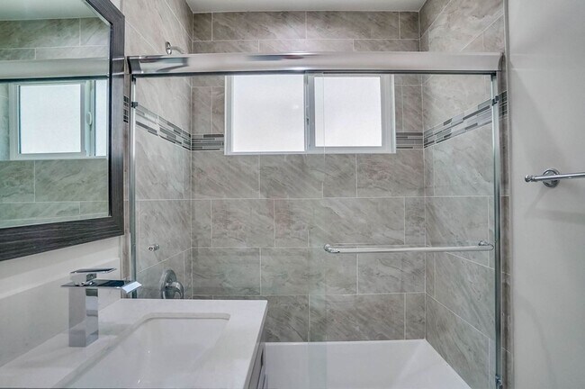 Building Photo - 4111 Somerset Dr