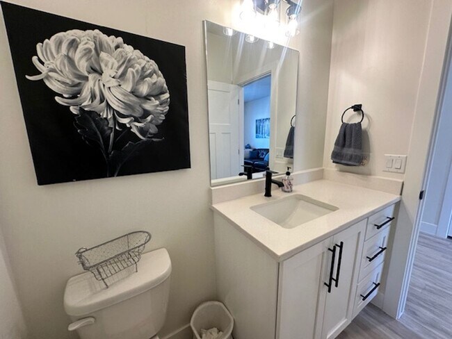 Building Photo - Move in Discount! 3 bedroom - 2.5 bathroom...