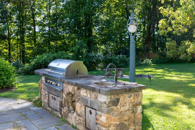 Building Photo - 267 Main St