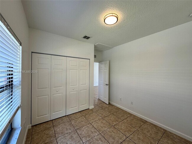 Building Photo - 1027 NE 10th Ave