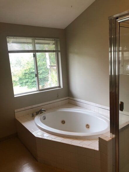 Jacuzzi tub Upstairs bathroom - 6219 SW 21st Ave