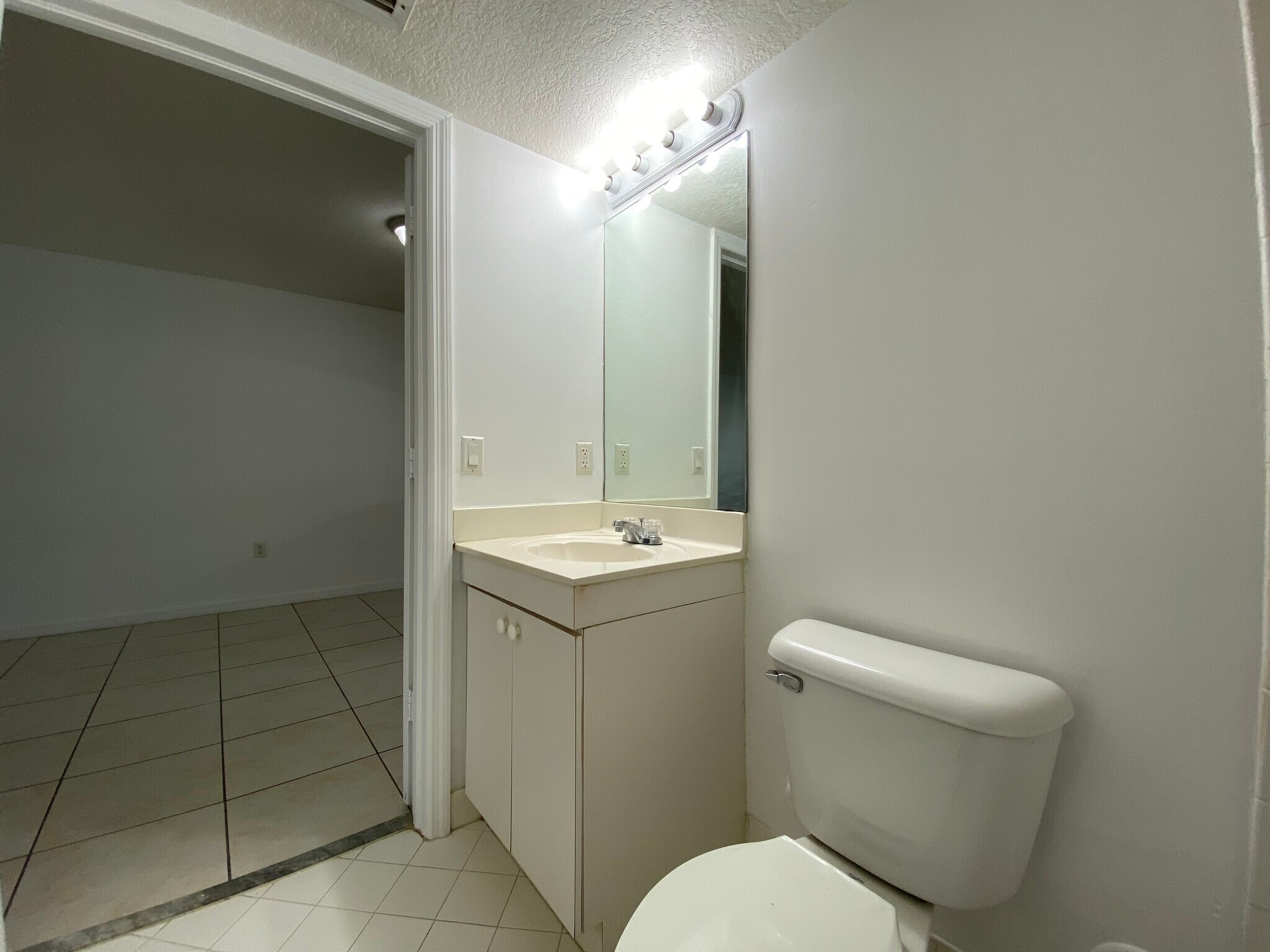 Building Photo - 2910 SE 13th Ave