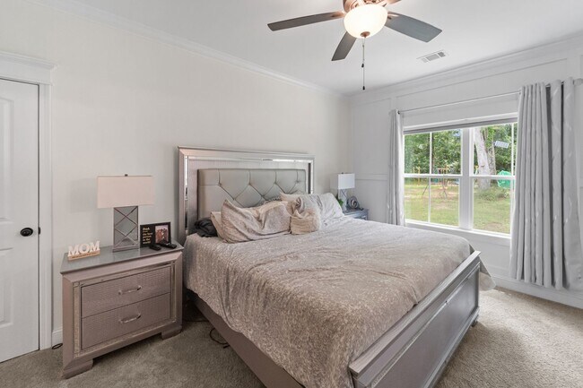 Building Photo - Comfort & Style Meet in This Beautiful 4 Bedroom Midway Home