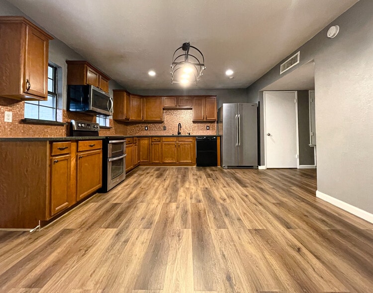 Large open kitchen with new appliances - 7450 Emory Oak Ln