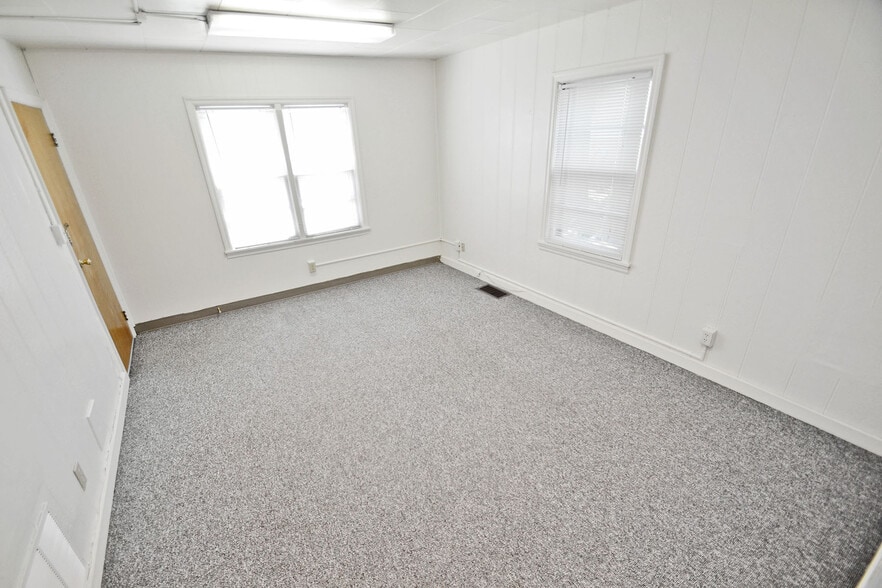 Bedroom - 409 E 7th St