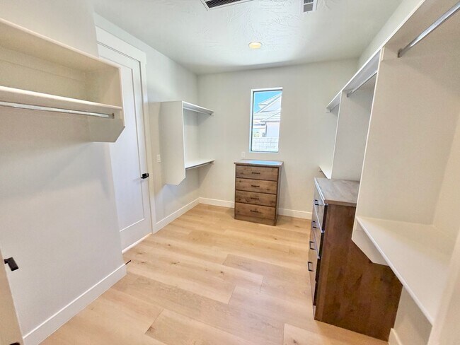 Building Photo - Beautiful Modern 5 Bedroom Home!! Furnished or Unfurnished option!!