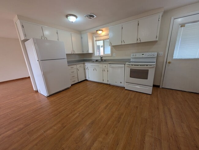 Building Photo - Light & bright 3 bedroom Orchards house