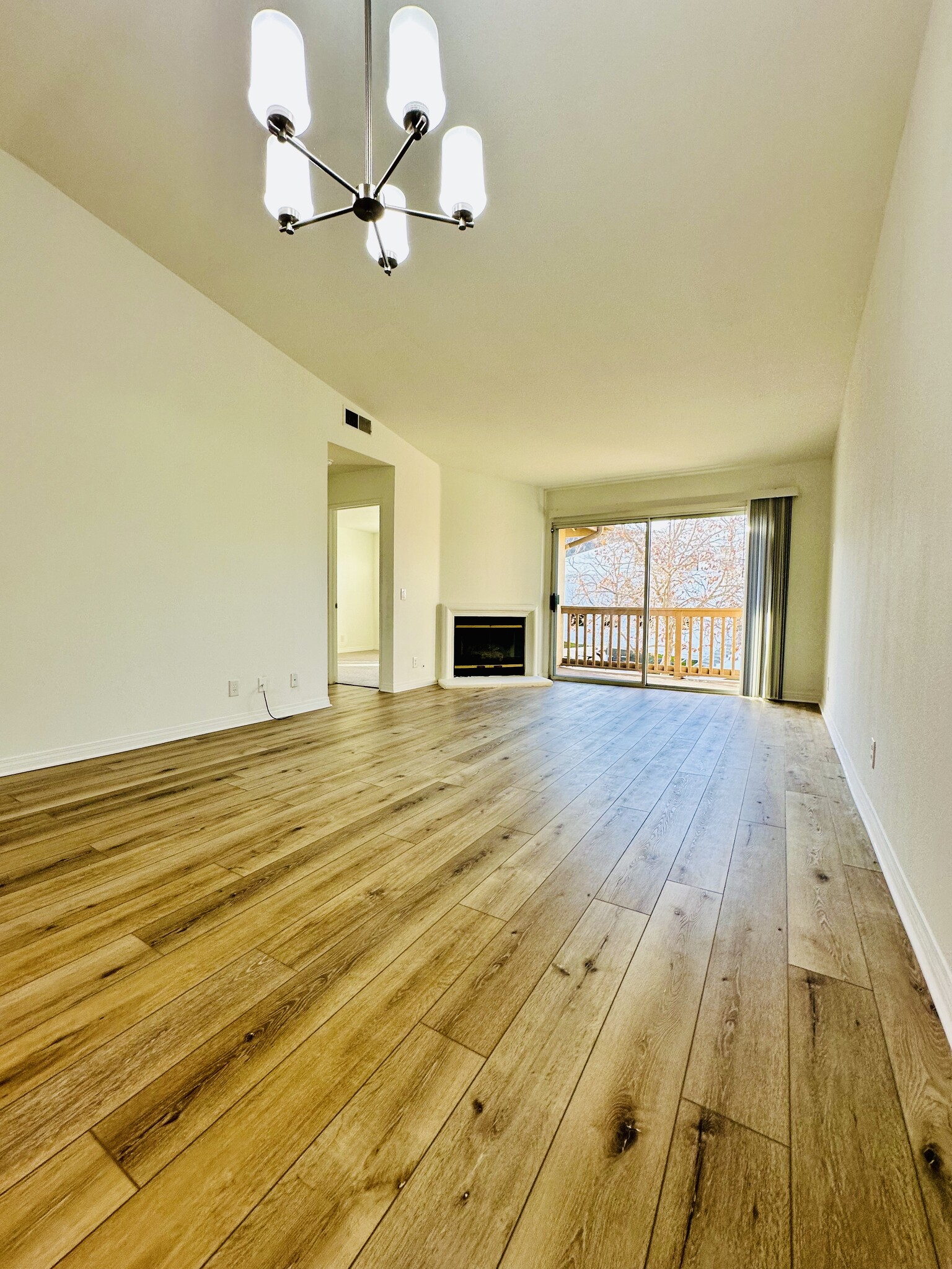 Building Photo - 10 Abrigo