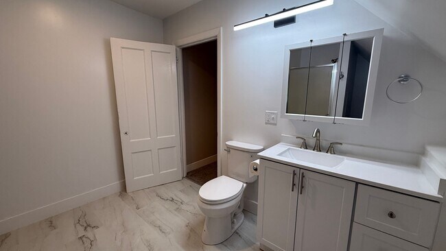Building Photo - Charming 2-Bedroom w/ Office Apartment in ...