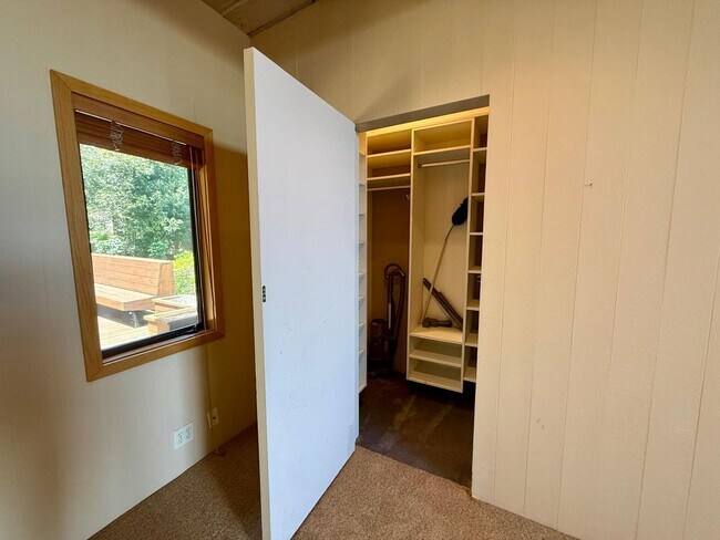 Building Photo - SPACIOUS THREE BED / THREE BATH HOME OFF OF PANORAMIC HWY WITH STUNNING VIEWS