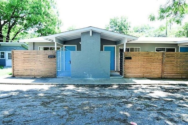 Building Photo - 1907 Fairlawn Ln