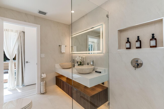 Building Photo - 616 NE 16th Terrace